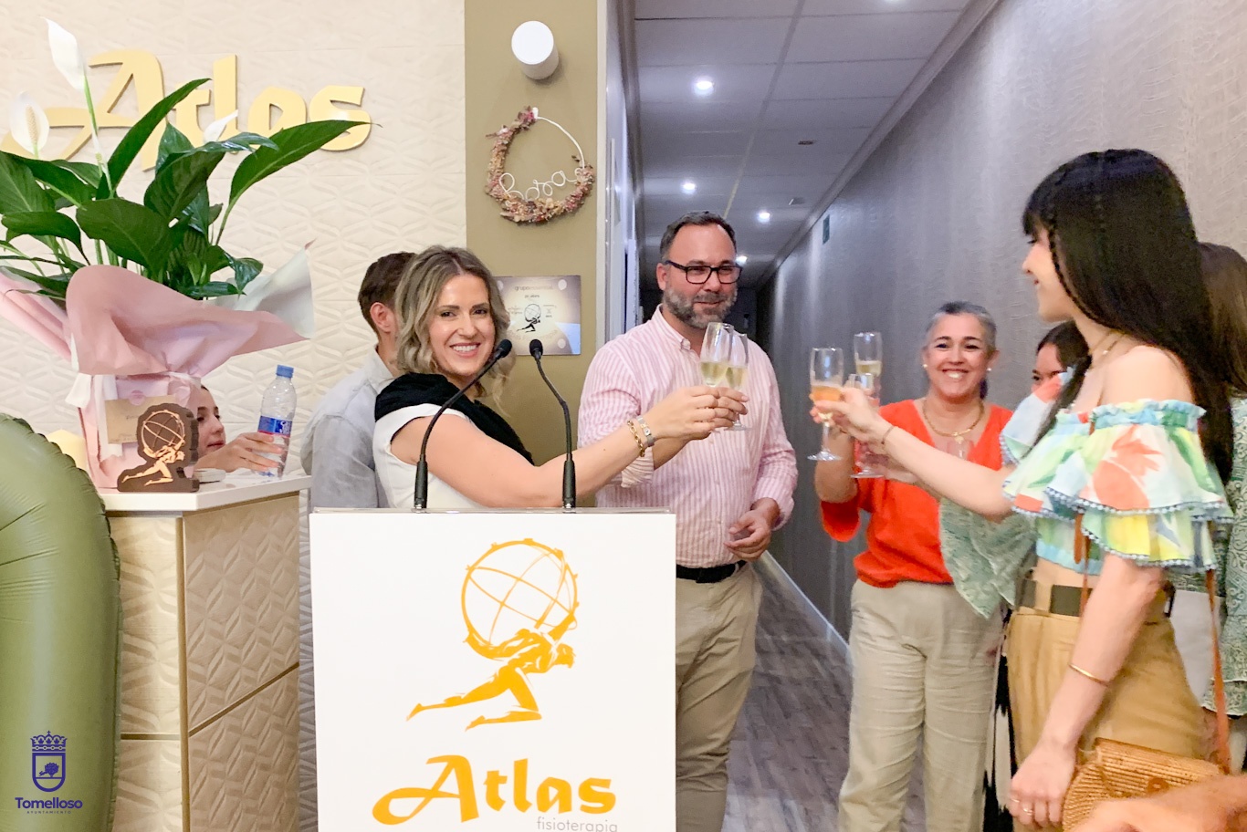 Atlas Fisioterapia celebra 10 años de crecimiento, innovación y compromiso con la salud en Tomelloso 3 Navarro felicita a Atlas Fisioterapia por su 10º aniversario, como ejemplo del espíritu “emprendedor y valiente” de Tomelloso