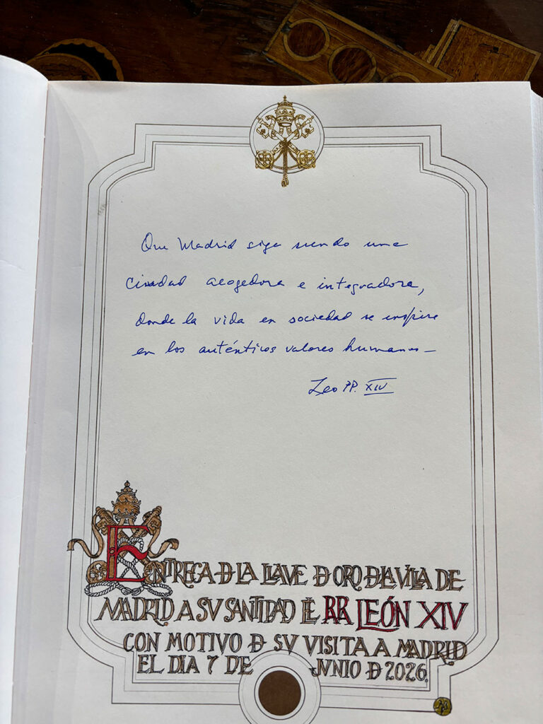 Almeida entrega la Llave de Oro de la Villa de Madrid al papa León XIV en el Palacio de Cibeles 7 papaleon almeyda