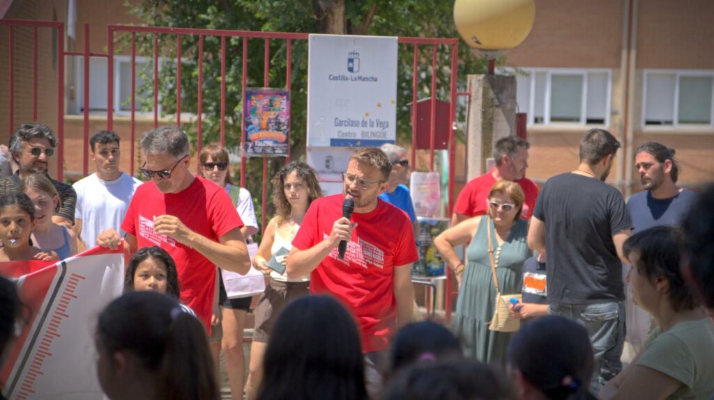 Más de 1.000 personas de la comunidad educativa se movilizan para reclamar medidas frente al calor en las aulas 2 steclm huelga 3