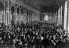 Efemérides del 28 de junio: tres acontecimientos que marcaron la historia contemporánea Firma del Tratado de Versalles el 28 de junio de 1919 en la Galería de los Espejos de Versalles.