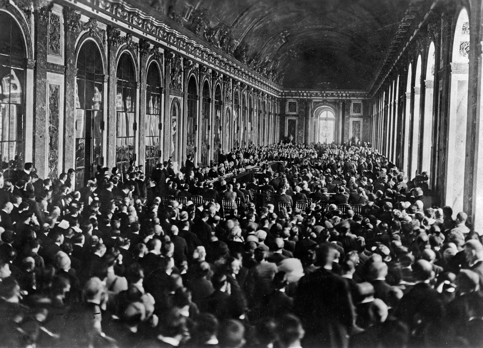 Firma del Tratado de Versalles el 28 de junio de 1919 en la Galería de los Espejos de Versalles.