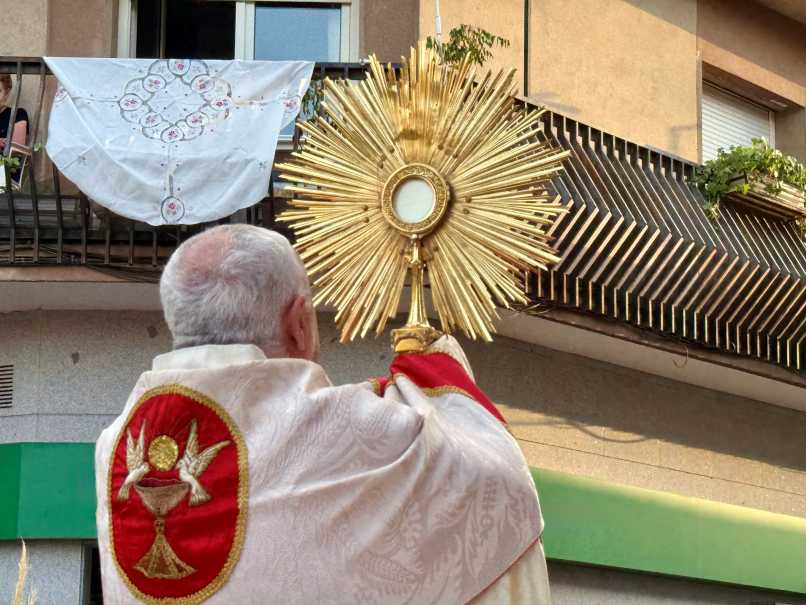 Villacañas celebra el Corpus con una vistosa procesión vespertina por las calles engalanadas para la ocasión 6 vaillacanas corpus 1