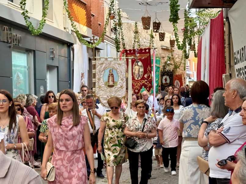 Villacañas celebra el Corpus con una vistosa procesión vespertina por las calles engalanadas para la ocasión 4 vaillacanas corpus 3