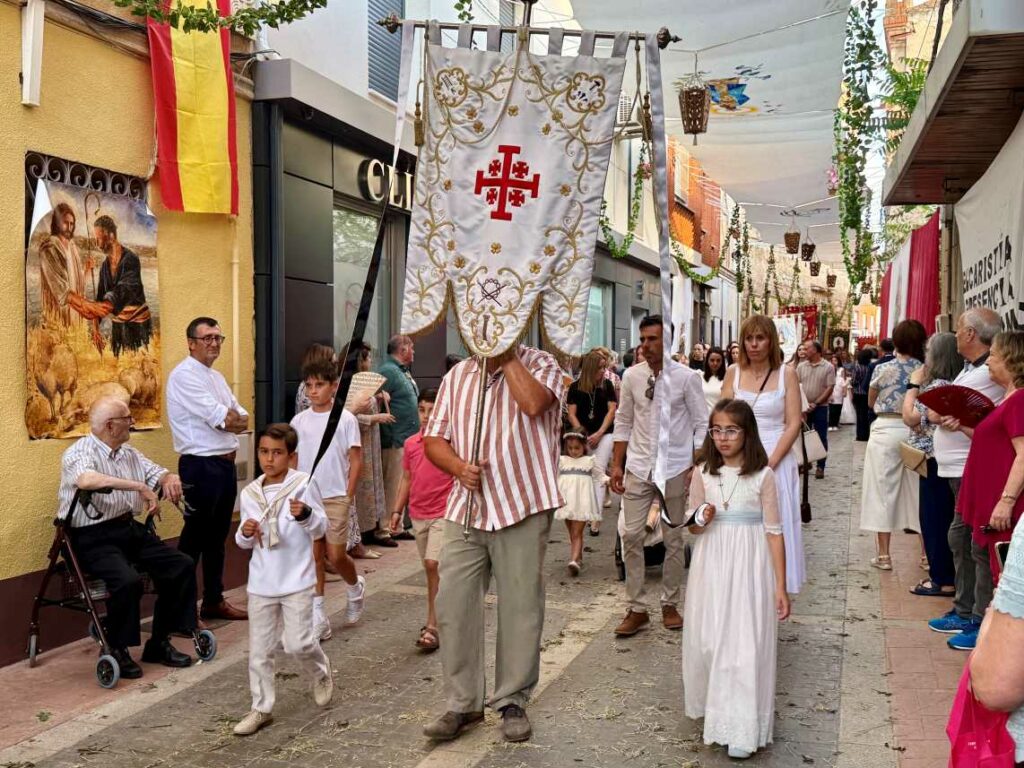 Villacañas celebra el Corpus con una vistosa procesión vespertina por las calles engalanadas para la ocasión 2 vaillacanas corpus 5