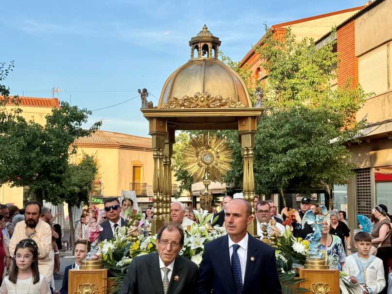 Villacañas celebra el Corpus con una vistosa procesión vespertina por las calles engalanadas para la ocasión 7 vaillacanas corpus 7