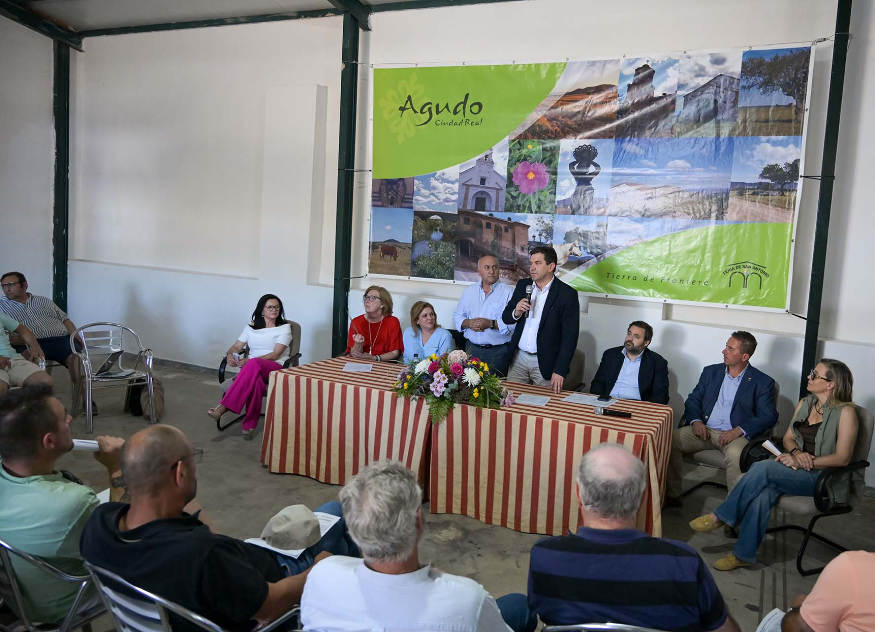 Valverde reafirma en Agudo, durante la reunión de la Lonja del Ovino, el compromiso de la Diputación con el sector agroganadero pese a no tener competencias 2 Valverde reafirma en Agudo, durante la reunión de la Lonja del Ovino, el compromiso de la Diputación con el sector agroganadero pese a no tener competencias