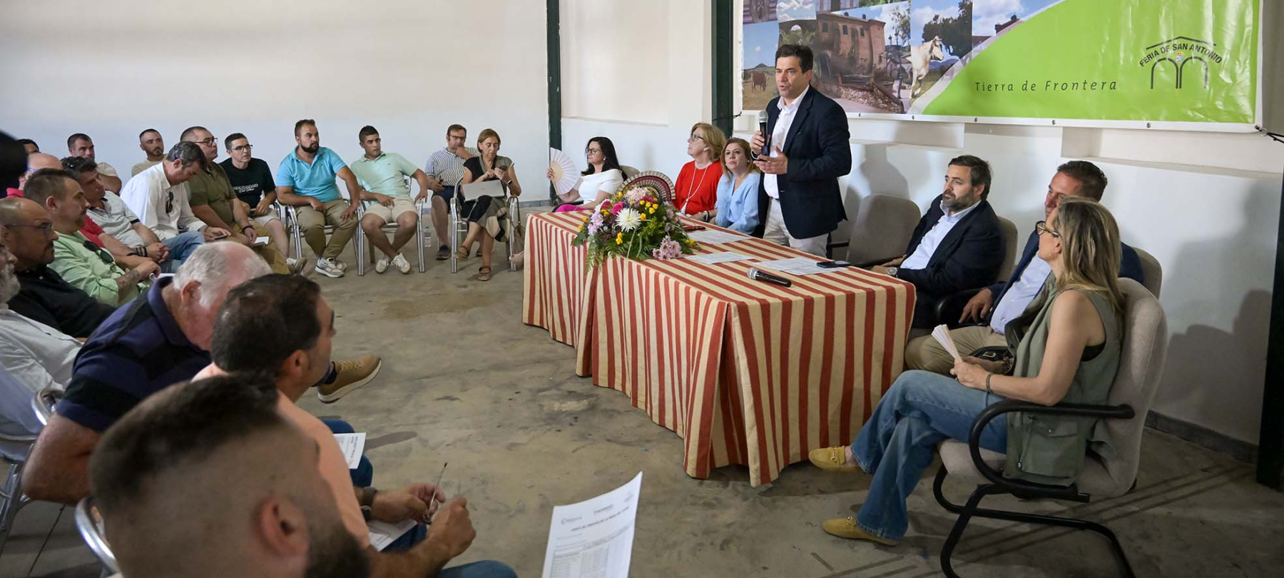 Valverde reafirma en Agudo, durante la reunión de la Lonja del Ovino, el compromiso de la Diputación con el sector agroganadero pese a no tener competencias 1 Valverde reafirma en Agudo, durante la reunión de la Lonja del Ovino, el compromiso de la Diputación con el sector agroganadero pese a no tener competencias