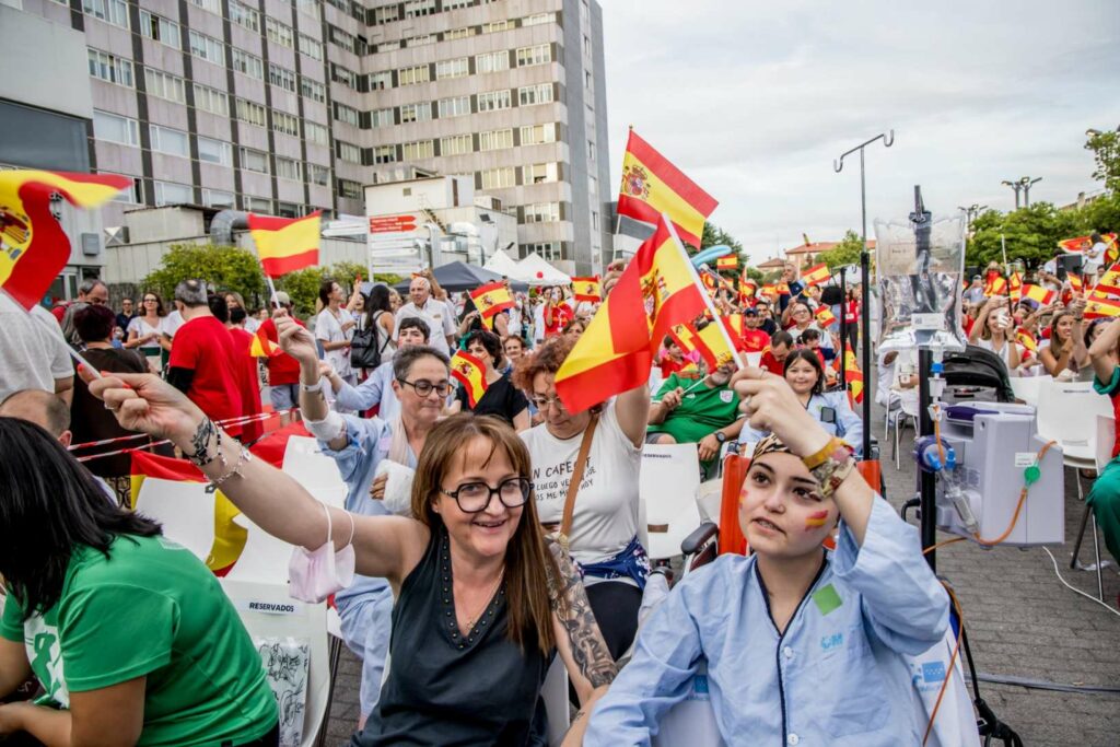 500 pacientes y profesionales del Hospital La Paz celebran el pase de España a la final del Mundial 5 500 pacientes hospital paz celebran victoria espana 04
