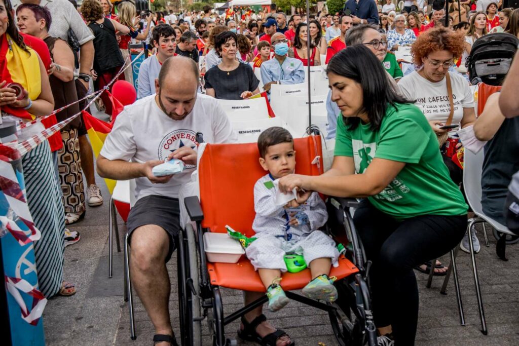 500 pacientes y profesionales del Hospital La Paz celebran el pase de España a la final del Mundial 2 500 pacientes hospital paz celebran victoria espana 07