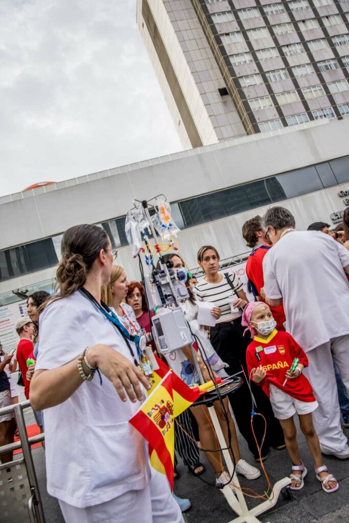 500 pacientes y profesionales del Hospital La Paz celebran el pase de España a la final del Mundial 1 500 pacientes hospital paz celebran victoria espana 08
