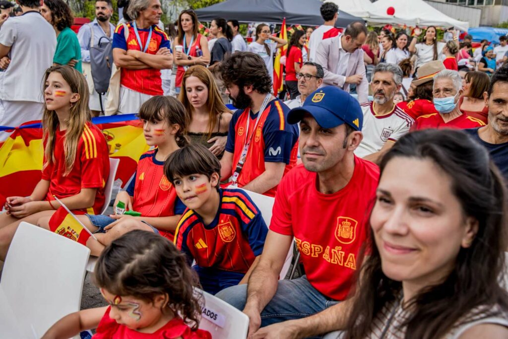 500 pacientes y profesionales del Hospital La Paz celebran el pase de España a la final del Mundial 24 500 pacientes hospital paz celebran victoria espana 09