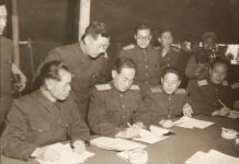 El 27 de julio en la historia: la caída de Robespierre, el primer avión comercial a reacción y la tregua en Corea Representantes militares firman el Armisticio de Corea en Panmunjom el 27 de julio de 1953, un acuerdo que puso fin a los combates abiertos de la guerra.