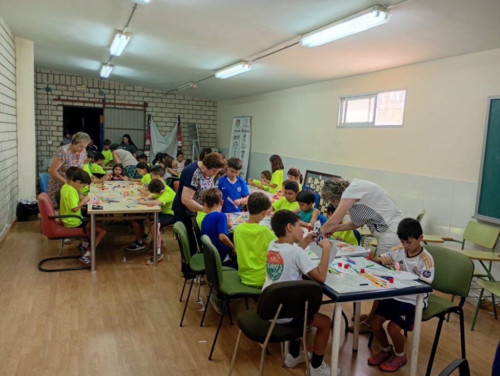 La asociación Alborada acerca la creatividad al XIV Campus Multideportivo de Verano con un taller de manualidades 2 asociacionalborada villacanas 3