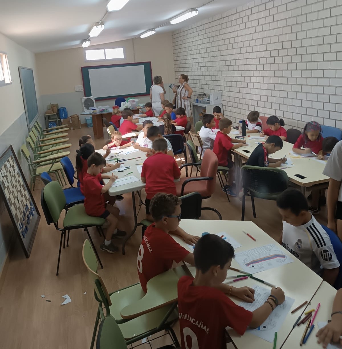 La asociación Alborada acerca la creatividad al XIV Campus Multideportivo de Verano con un taller de manualidades