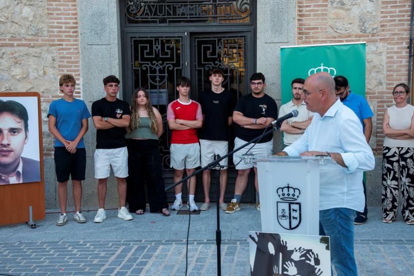 Fuensalida rinde homenaje a Miguel Ángel Blanco en el XXIX aniversario de su asesinato 1 aytofuensalida mablanco 2