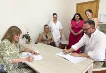 Ayuntamiento y Asociación de Parkinson renuevan su compromiso de colaboración con la firma del convenio entre ambas entidades Ayuntamiento y Asociación de Parkinson renuevan su compromiso de colaboración con la firma del convenio entre ambas entidades