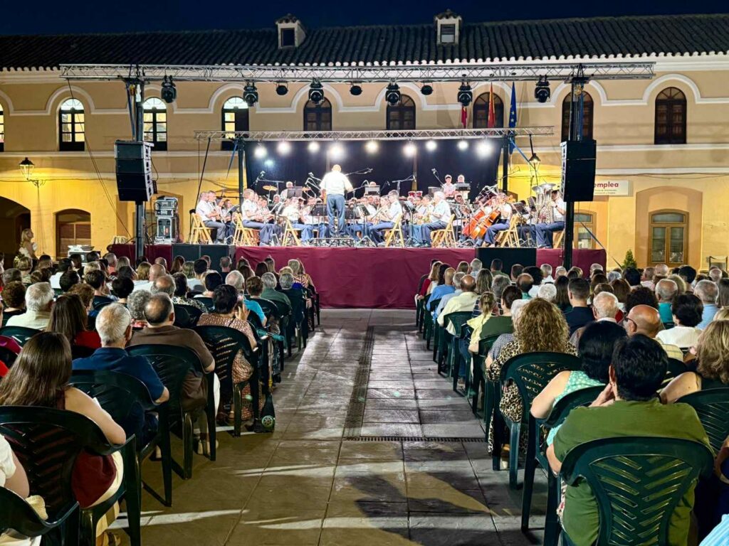 La Banda de Música de Villacañas emociona en su tradicional Concierto de Feria, en una noche en la que se homenajeó a Rosa Mª Torres Perales 8 bandamusicavillacanas