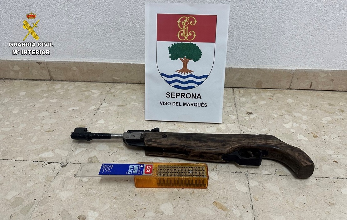 El SEPRONA detiene a una persona por tenencia ilícita de armas al modificar una carabina de aire comprimido para disparar munición metálica de calibre 22