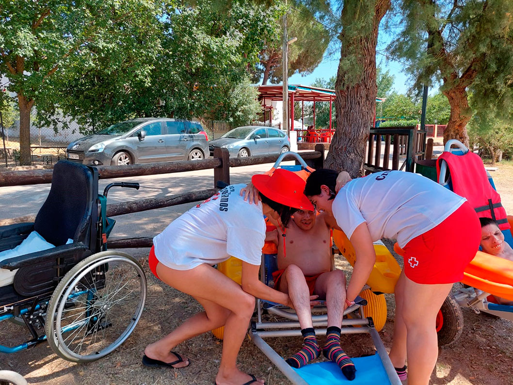 Cruz Roja en Alcázar de San Juan vuelve a prestar un verano más el servicio de baño asistido en la Laguna de Villafranca  