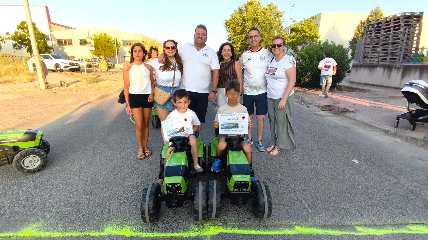 David Araque y Marcos Lozano demostraron su destreza al volante en el V Concurso comarcal de habilidad con tractor a pedales en la FIDA