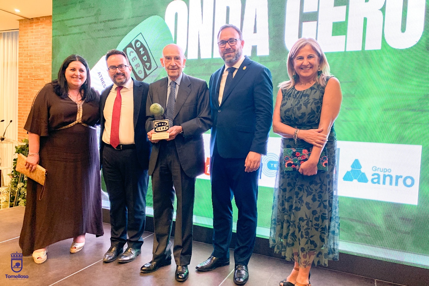 Navarro felicita a Rafael Torres por el premio “Esencia” que le ha otorgado Onda Cero por su dimensión humanista y cultural 1 El alcalde felicita a Rafael Torres por el premio “Esencia” que le ha otorgado Onda Cero por su dimensión humanista y cultural