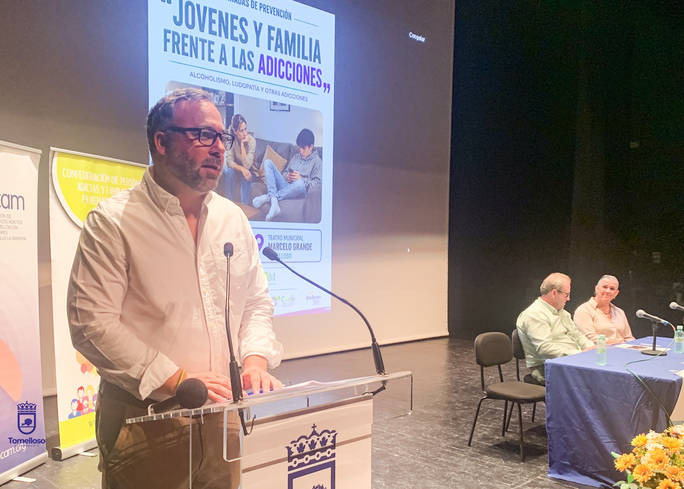 Tomelloso refuerza la prevención frente a las adicciones con unas jornadas centradas en jóvenes y familias 5 El alcalde reivindica la importancia de la prevención y el acompañamiento frente a las adicciones en las IV Jornadas de AARFATOM