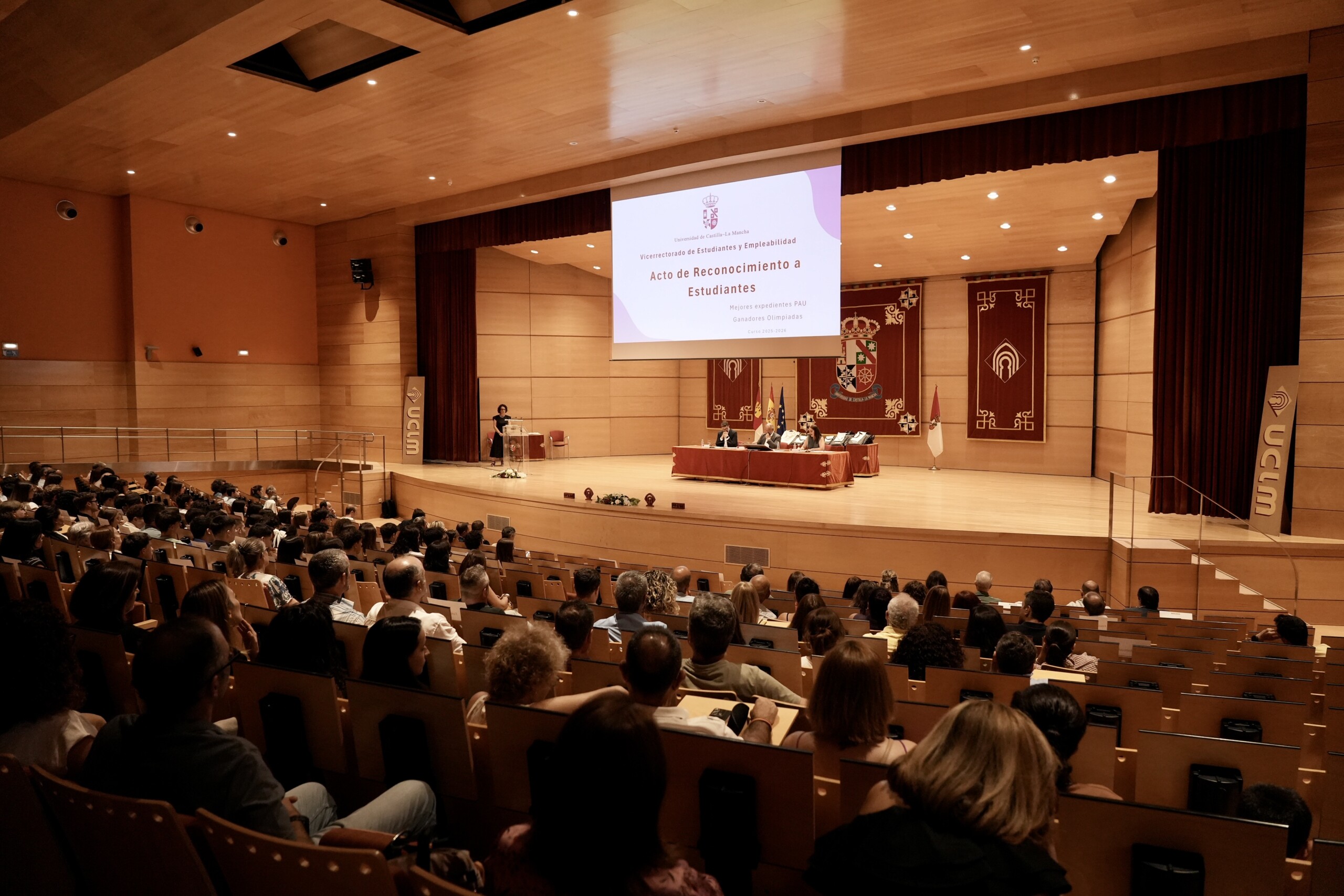El Gobierno regional destaca que los 300 alumnos que se podrán beneficiar de la segunda matrícula gratuita tendrán un ahorro anual de alrededor de 2.000 euros 2 El Gobierno regional destaca que los 300 alumnos que se podrán beneficiar de la segunda matrícula gratuita tendrán un ahorro anual de alrededor de 2.000 euros