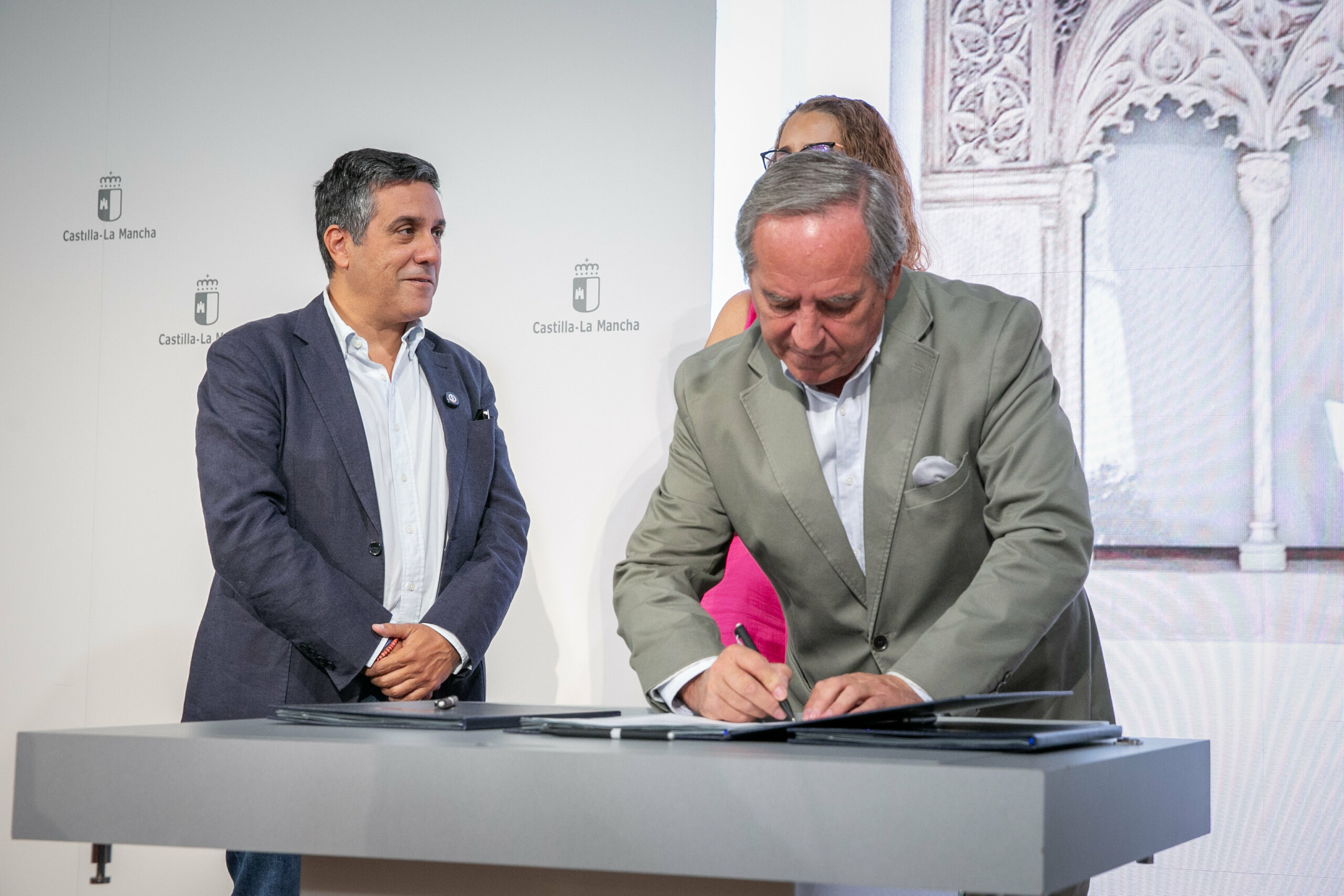 La Junta firma acuerdos de colaboración con UGT, CCOO y CECAM para el impulso de las medidas LGTBI en Castilla-La Mancha 1 El Gobierno regional firma acuerdos de colaboración con UGT, CCOO y CECAM para el impulso de las medidas LGTBI en Castilla-La Mancha