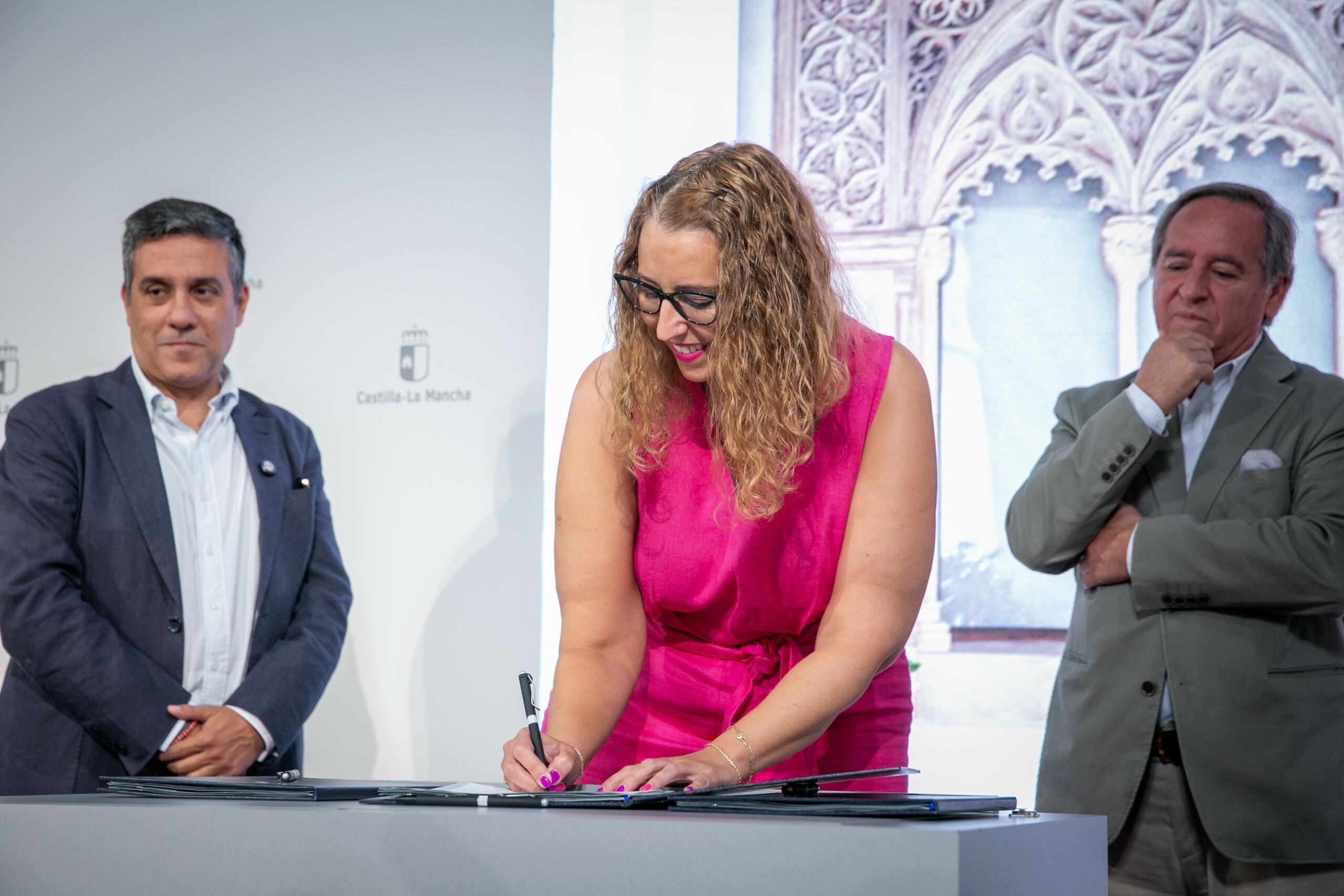 La Junta firma acuerdos de colaboración con UGT, CCOO y CECAM para el impulso de las medidas LGTBI en Castilla-La Mancha 4 El Gobierno regional firma acuerdos de colaboración con UGT, CCOO y CECAM para el impulso de las medidas LGTBI en Castilla-La Mancha