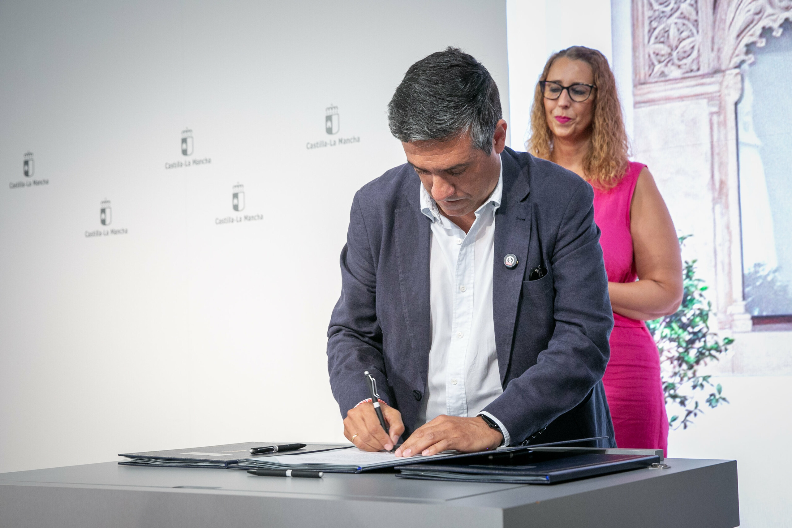 La Junta firma acuerdos de colaboración con UGT, CCOO y CECAM para el impulso de las medidas LGTBI en Castilla-La Mancha 2 El Gobierno regional firma acuerdos de colaboración con UGT, CCOO y CECAM para el impulso de las medidas LGTBI en Castilla-La Mancha