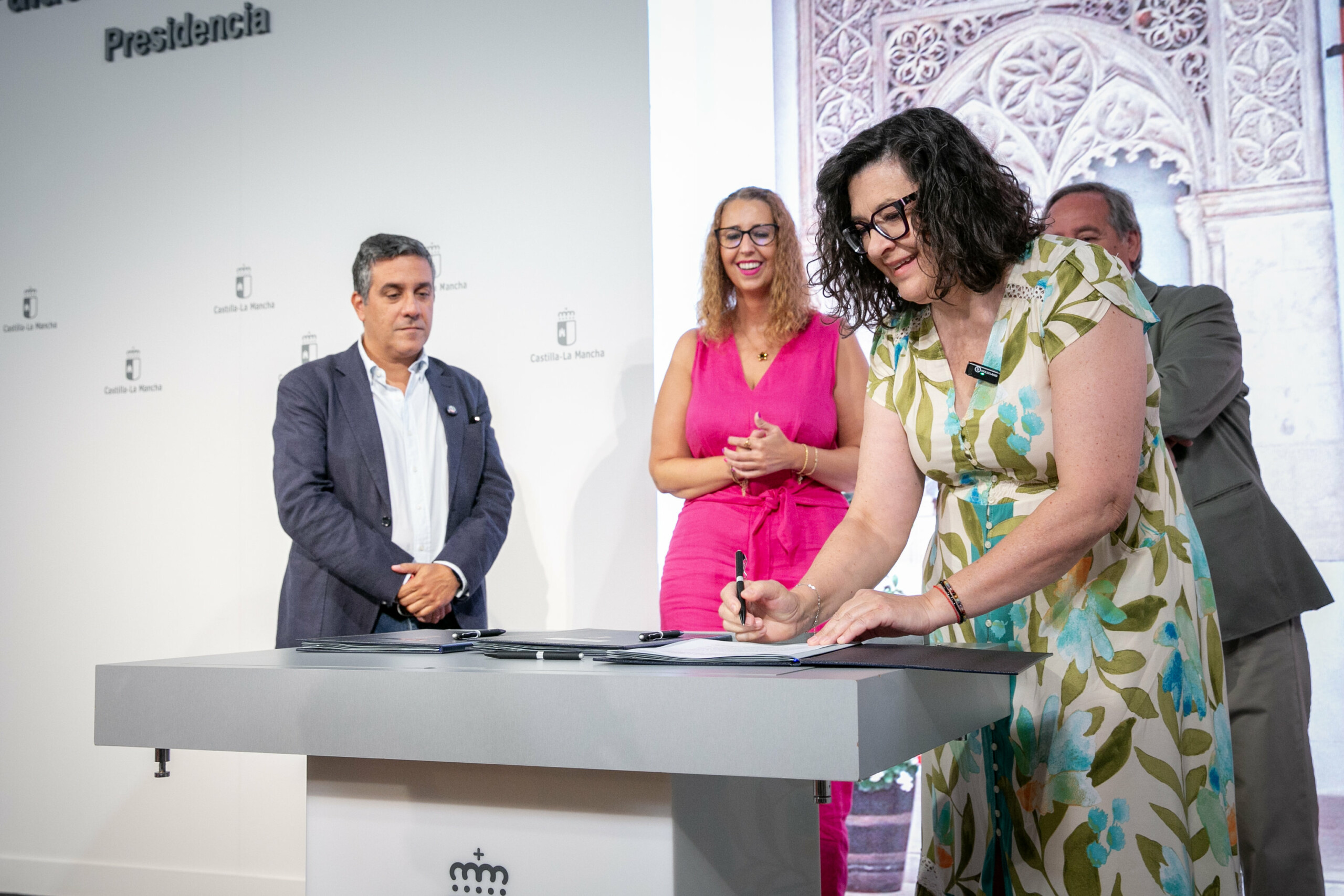 La Junta firma acuerdos de colaboración con UGT, CCOO y CECAM para el impulso de las medidas LGTBI en Castilla-La Mancha 3 El Gobierno regional firma acuerdos de colaboración con UGT, CCOO y CECAM para el impulso de las medidas LGTBI en Castilla-La Mancha