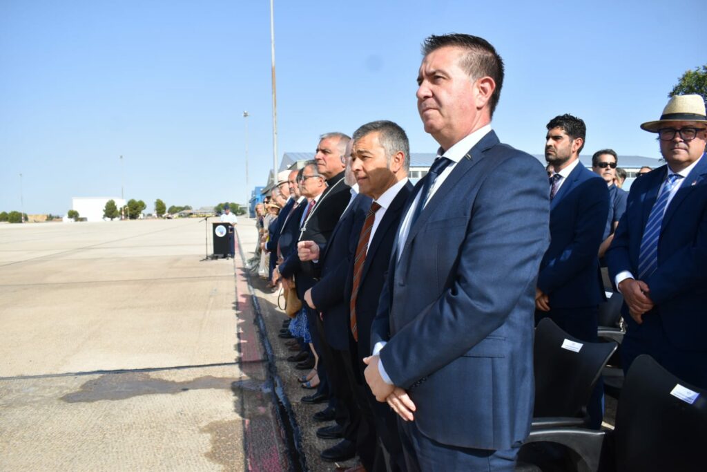 Espinosa asiste al acto de toma de posesión del nuevo coronel jefe de la Base Aérea de Albacete 1 espinosa albacete
