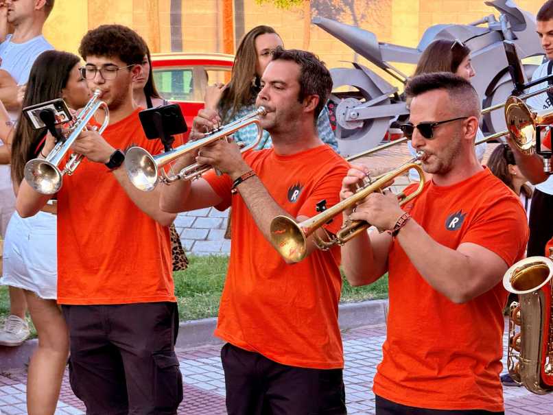 Las charangas llenan de música y juventud las calles de Villacañas en el estreno del Festival ARDE 1 festivalardeviullacanas 2