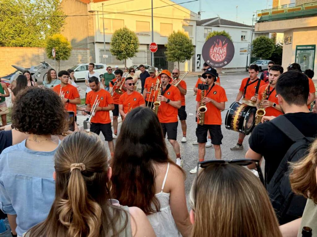 Las charangas llenan de música y juventud las calles de Villacañas en el estreno del Festival ARDE 2 festivalardeviullacanas 3