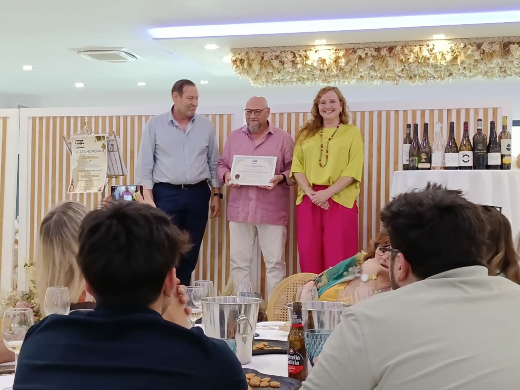 Paco Granado recibe en Tomelloso el primer homenaje de CATA CLM a una vida dedicada al vino 2 homenaje paco granado