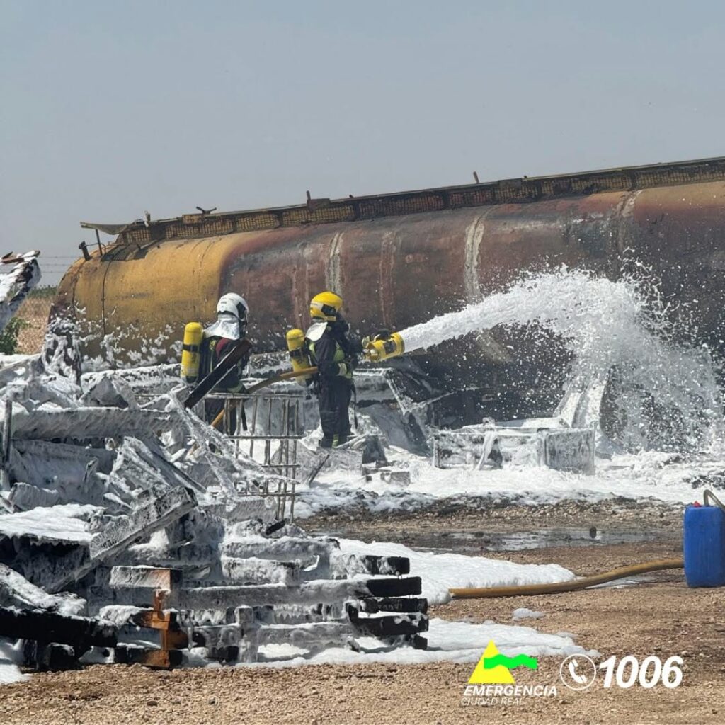 Un incendio junto a una industria de Pedro Muñoz moviliza a los bomberos de Alcázar 4 incendio cerca pedro munoz