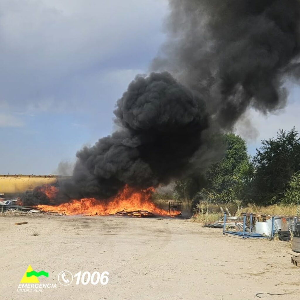 Un incendio junto a una industria de Pedro Muñoz moviliza a los bomberos de Alcázar 3 incendio cerca pedro munoz 2