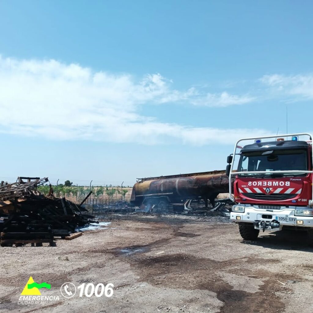 Un incendio junto a una industria de Pedro Muñoz moviliza a los bomberos de Alcázar 2 incendio cerca pedro munoz 3