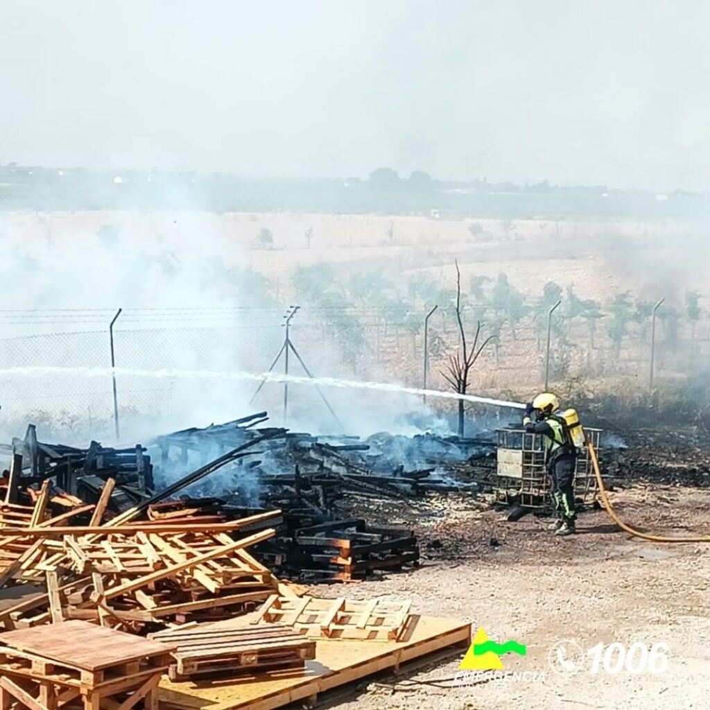 Un incendio junto a una industria de Pedro Muñoz moviliza a los bomberos de Alcázar 1 incendio cerca pedro munoz 4