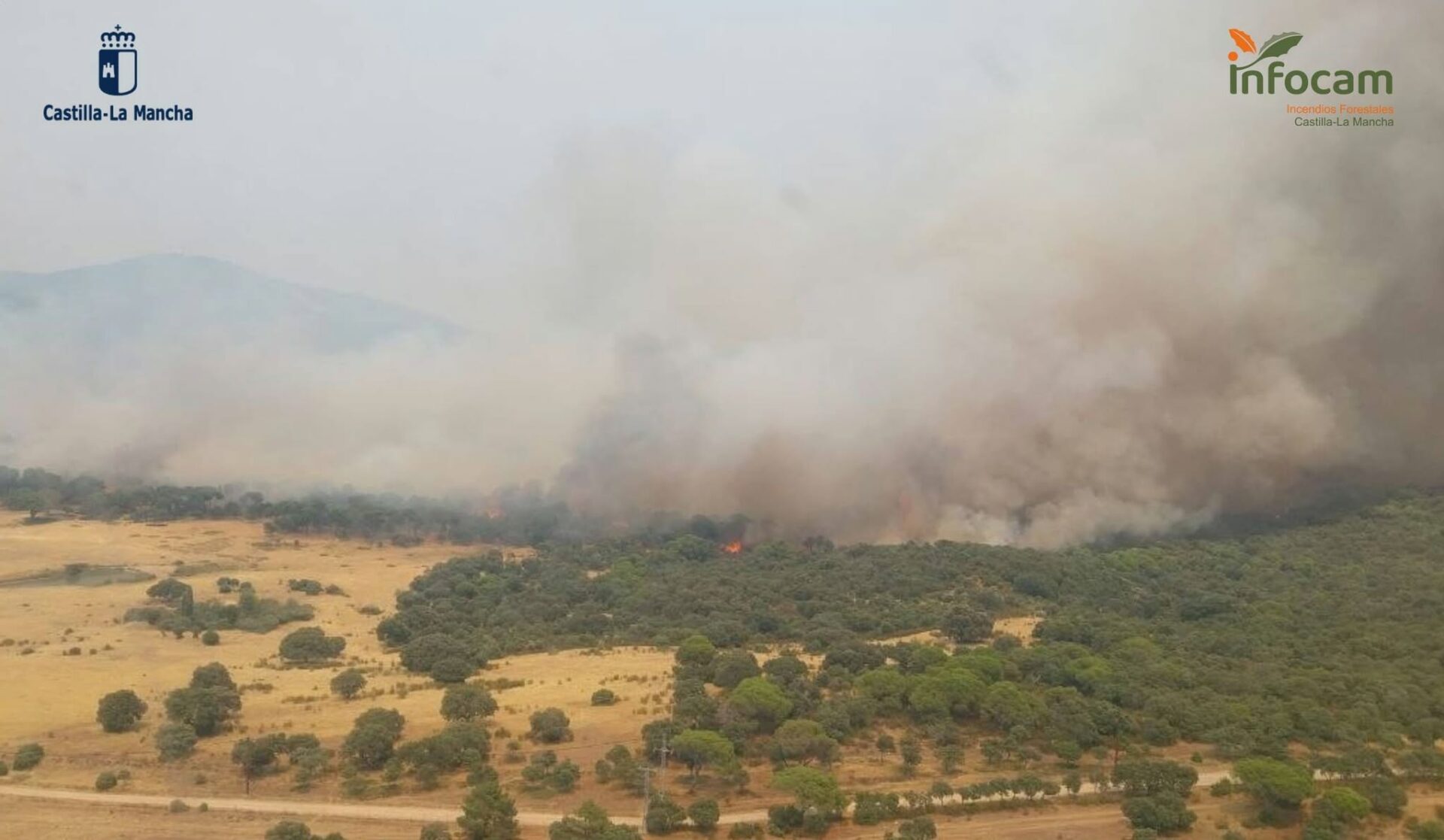 El incendio de Almorox gana intensidad en la zona de Villa del Prado
