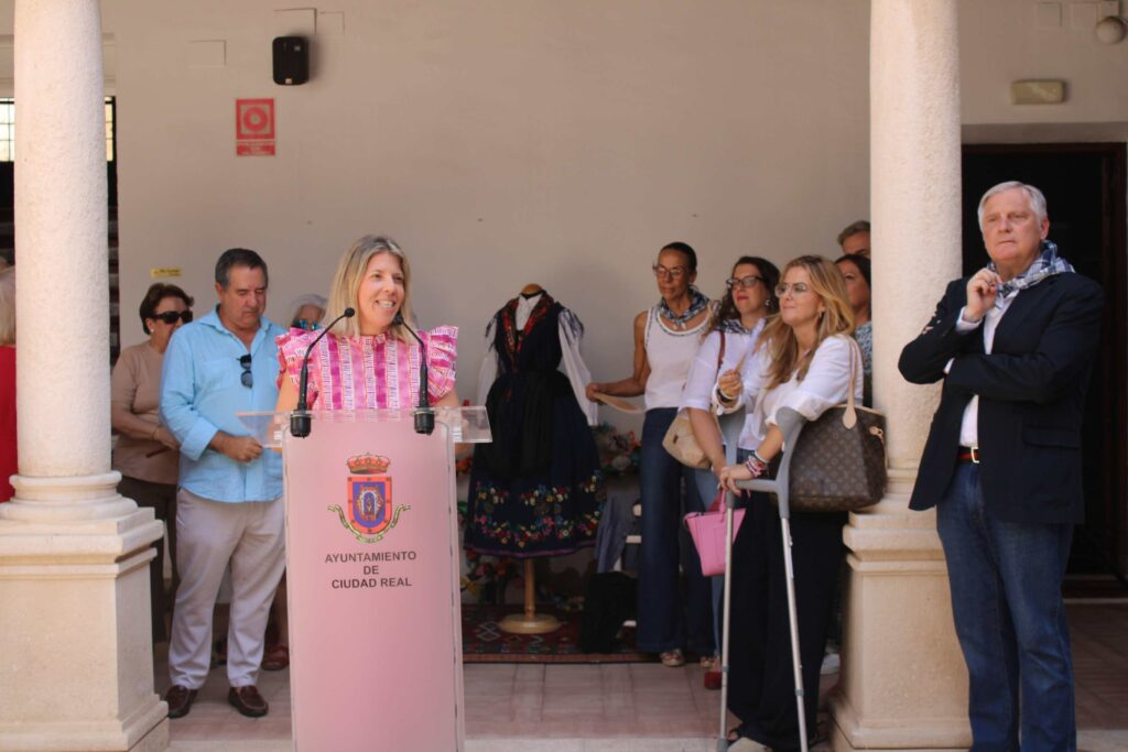 Inmaculada Jiménez reconoce los 85 años de Mazzantini y su defensa del folclore regional 2 inmaculadamazantini 3