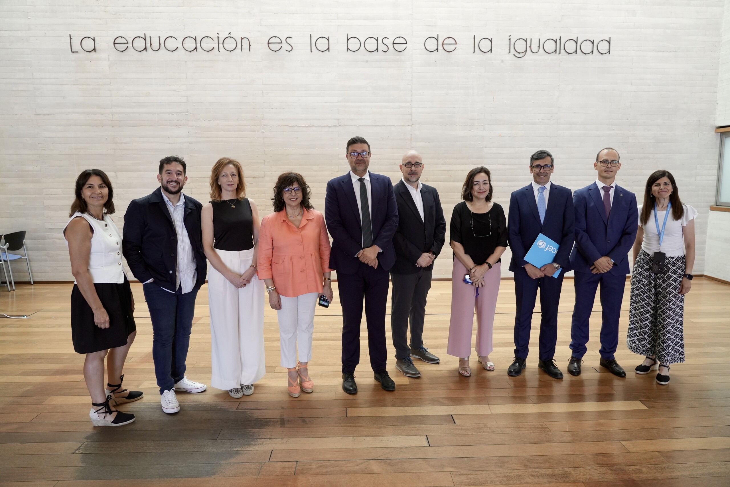 La Estrategia Regional para el Bienestar Socioemocional en las Aulas ha llegado a más de 16.000 docentes y 6.000 familias a través de 86 acciones formativas 4 La Estrategia Regional para el Bienestar Socioemocional en las Aulas ha llegado a más de 16.000 docentes y 6.000 familias a través de 86 acciones formativas