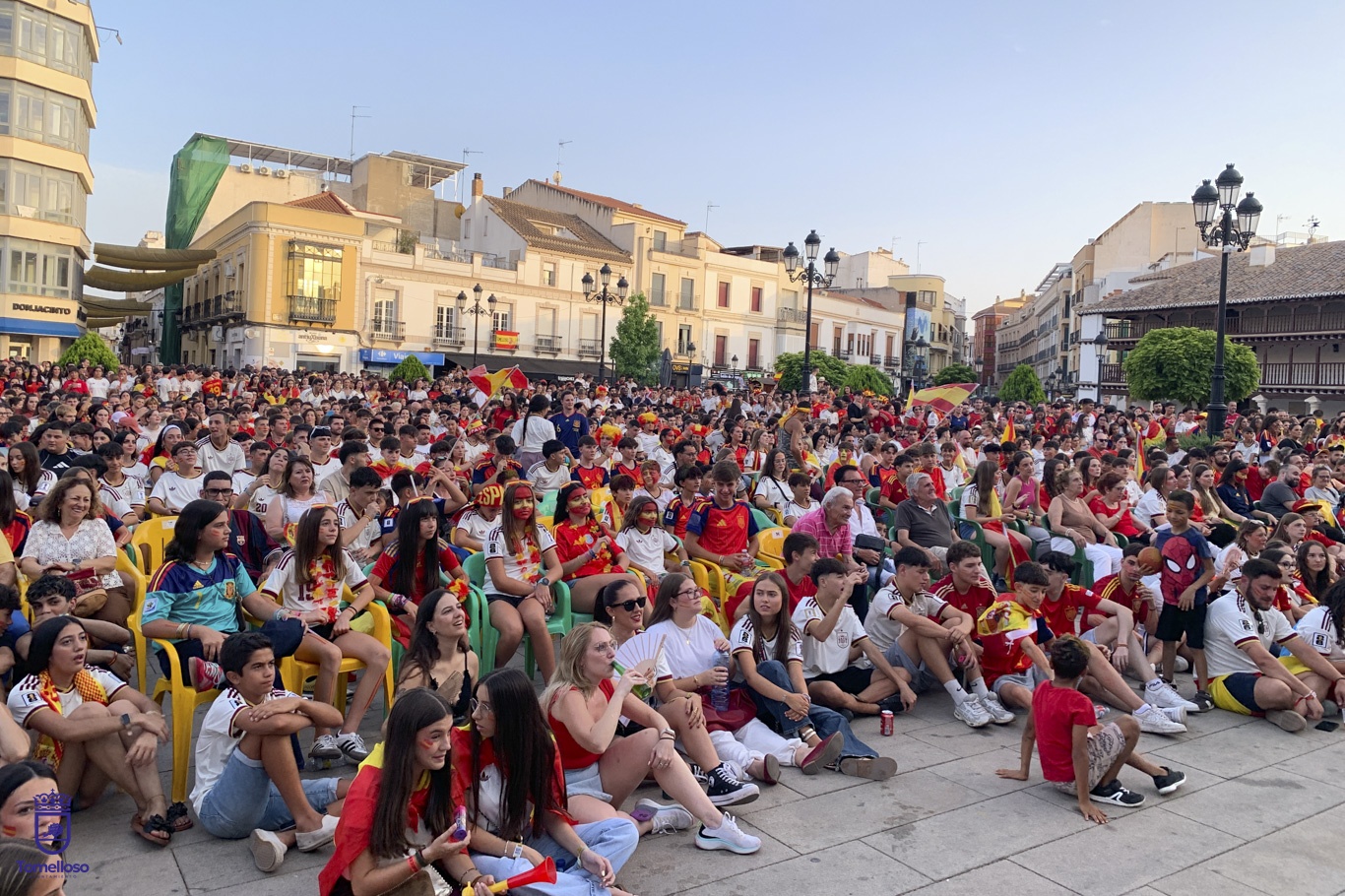 La Plaza de España de Tomelloso vibró con la histórica victoria de la Selección Española en la Copa del Mundo 15 La Plaza de España vibró con la histórica victoria de la Selección Española en la Copa del Mundo