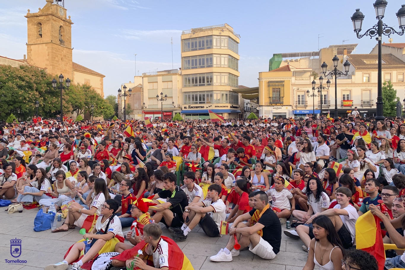 La Plaza de España de Tomelloso vibró con la histórica victoria de la Selección Española en la Copa del Mundo 16 La Plaza de España vibró con la histórica victoria de la Selección Española en la Copa del Mundo