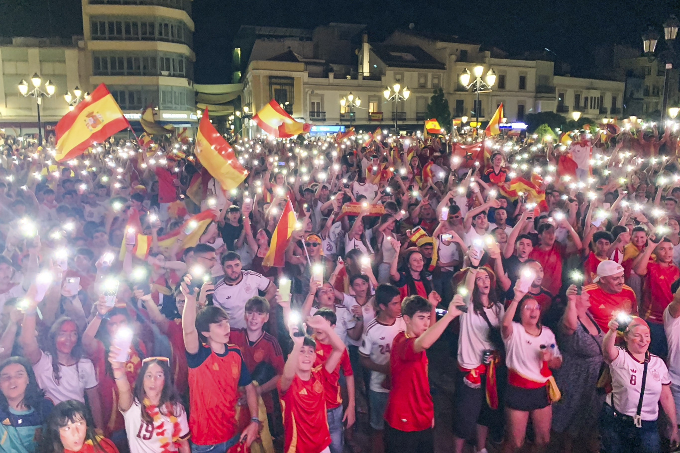 La Plaza de España de Tomelloso vibró con la histórica victoria de la Selección Española en la Copa del Mundo 1 La Plaza de España vibró con la histórica victoria de la Selección Española en la Copa del Mundo