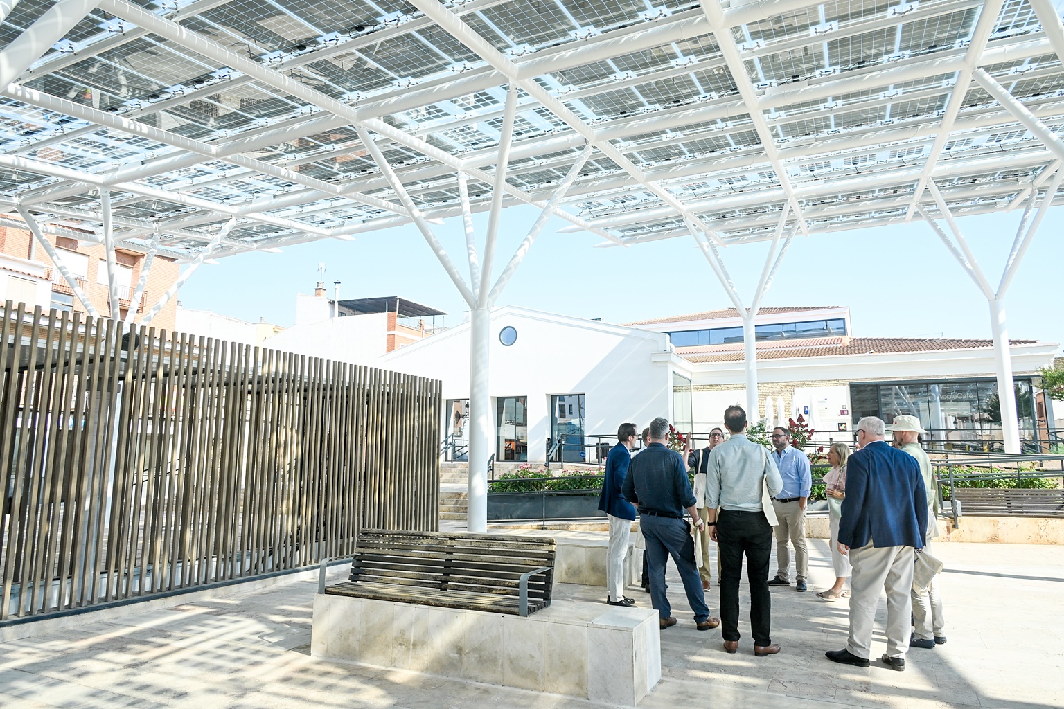 Las pérgolas del Mercado de Abastos despiertan el interés internacional en innovación energética con la visita de la Universidad RMIT