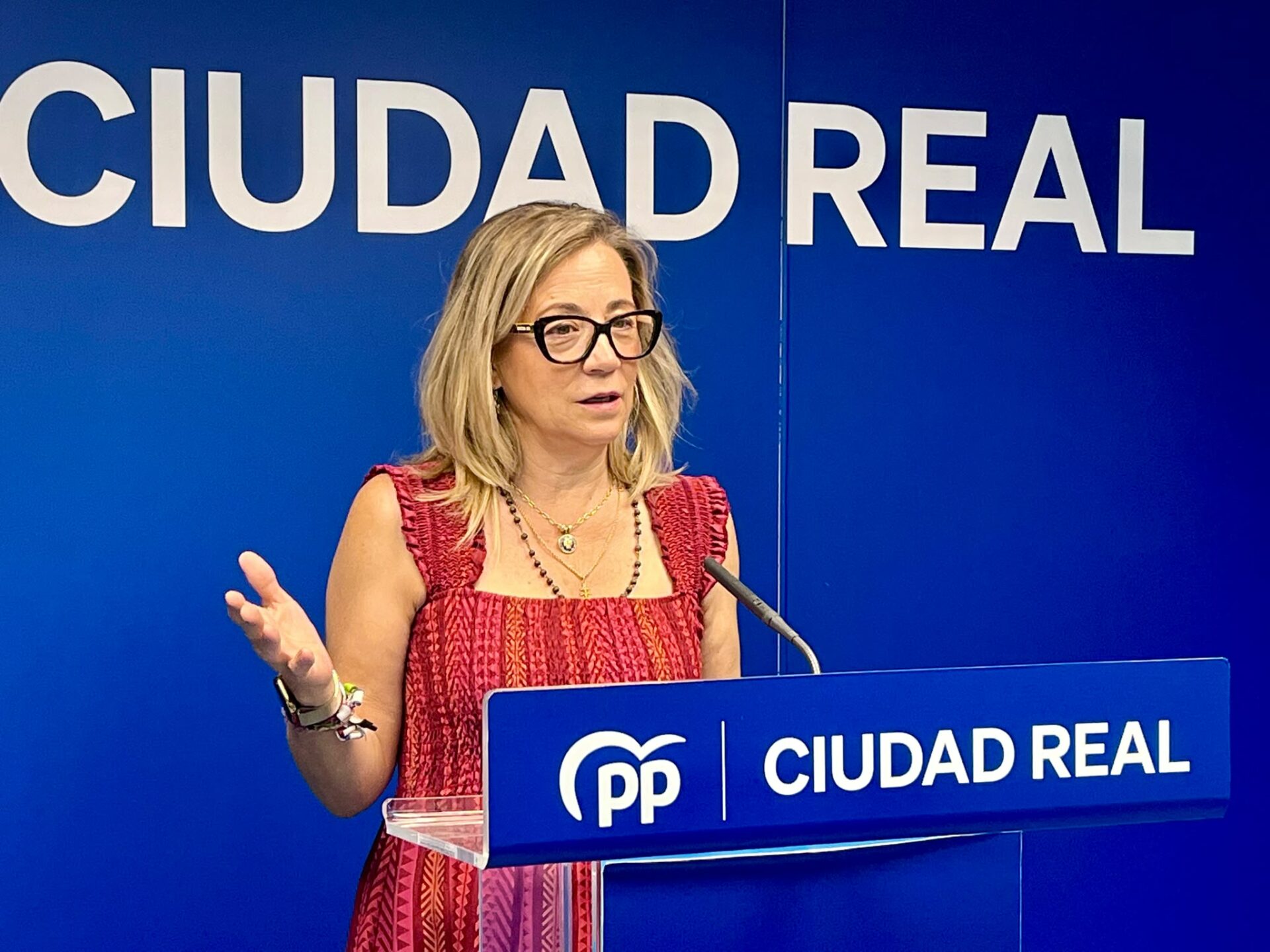 Lola Merino acusa a Page de sostener a Pedro Sánchez ante los casos de corrupción