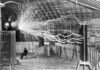 Nikola Tesla, la Batalla de Inglaterra y la independencia de Bahamas marcan el 10 de julio 🔴 Valverde reclama una financiación más justa para los ayuntamientos 🏛️ El presidente de la Diputación de Ciudad Real, Miguel Ángel Valverde, ha pedido mejorar la financiación de las entidades locales y reducir la carga fiscal que soportan los ayuntamientos, con el objetivo de reforzar su capacidad para prestar servicios públicos de calidad. 📎 Más información aquí: https://www.cuadernosmanchegos.com/castilla-la-mancha/ciudad-real/valverde-pide-mejor-financiacion-y-menos-carga-fiscal-a-los-ayuntamientos/ Nikola Tesla junto a su equipo en el laboratorio de Colorado Springs, en una fotografía realizada hacia 1899.