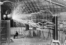 Nikola Tesla, la Batalla de Inglaterra y la independencia de Bahamas marcan el 10 de julio 🔴 Valverde reclama una financiación más justa para los ayuntamientos 🏛️ El presidente de la Diputación de Ciudad Real, Miguel Ángel Valverde, ha pedido mejorar la financiación de las entidades locales y reducir la carga fiscal que soportan los ayuntamientos, con el objetivo de reforzar su capacidad para prestar servicios públicos de calidad. 📎 Más información aquí: https://www.cuadernosmanchegos.com/castilla-la-mancha/ciudad-real/valverde-pide-mejor-financiacion-y-menos-carga-fiscal-a-los-ayuntamientos/ Nikola Tesla junto a su equipo en el laboratorio de Colorado Springs, en una fotografía realizada hacia 1899.