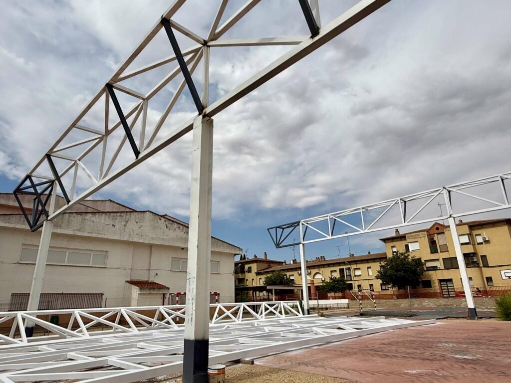 Avanzan en Villacañas las obras de la cubierta de la pista polideportiva del CEIP Santa Bárbara 5 obras ceip santa barbara 4